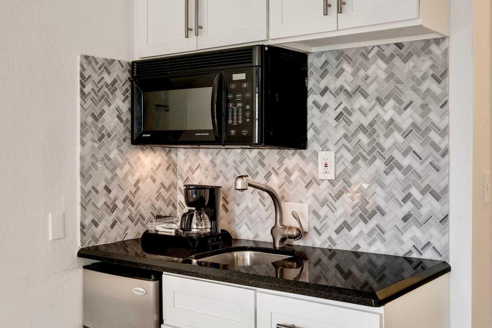 Location By The ! Free Wifi - Tv - Amenities 103 *